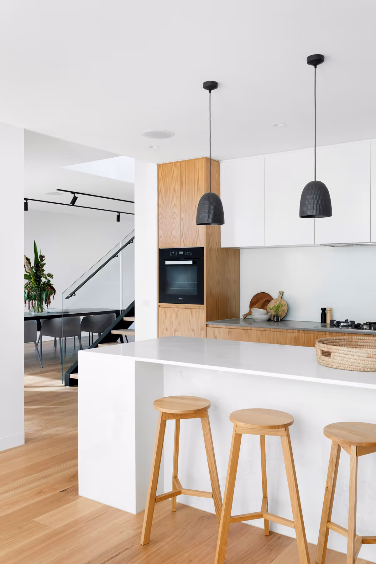STONE Atelier — bếp với mặt bàn đá cao cấp hoàn thiện